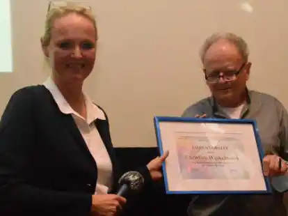 <p>        J&uuml;rgen Stolle &uuml;berraschte die scheidende Vorsitzende Christina Winkelmann mit der &Uuml;bergabe seines Ehrenvorsitzes.        Gabriele Bode             </p>