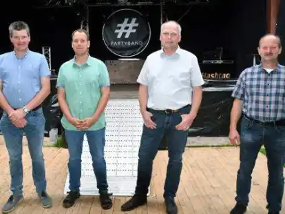 Der gesch&auml;ftsf&uuml;hrende Landvolk-Vorstand (v.l.) vor der Waldb&uuml;hne: J&ouml;rn Wragge, Renke D&auml;hlmann, Ingo Wachtendorf und Herwig Blankemeyer