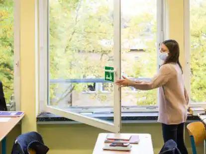 <p>        L&uuml;ften reicht aus: In den Gro&szlig;enkneter Grundschulen soll weiter aufs Fenster&ouml;ffnen gesetzt werden. Mobile L&uuml;ftungsanlagen sind nach Ansicht der Verwaltung nach einer &Uuml;berpr&uuml;fung nicht n&ouml;tig.         dpa             </p>