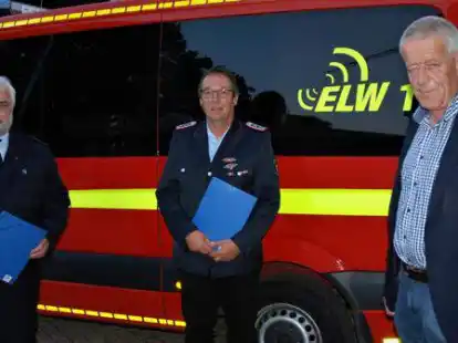 <p>        B&uuml;rgermeister Henning Kaars (rechts) war bei der Gemeindekommandositzung in Jaderberg zu Gast: Er nahm unter anderem die Vereidigung und Urkunden&uuml;bergabe des stellvertretenden Jader Ortsbrandmeisters Klaus Hanke (links) und des wiedergew&auml;hlten Ortsbrandmeisters Jan Hauerken (Mitte) vor.        Hans Wilkens             </p>