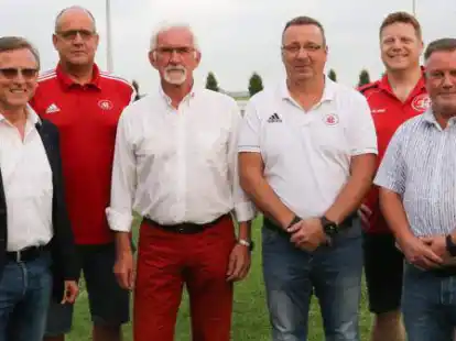 <p>        Bei der Jahreshauptversammlung wurde unter anderem Rudi Schulenberg (3.v.l.) als Gesch&auml;ftsf&uuml;hrer verabschiedet: Christoph Hartz (von links), Ralf Decker, Klaus Schermer, Timo Diers, Thorsten B&ouml;ning ehrten seine Leistungen.        Wolfgang B&ouml;ning             </p>