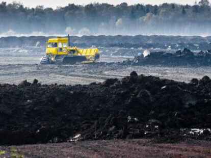 <p>        Ist der Torfabbau noch zeitgem&auml;&szlig;? Diese Frage stellen sich Politik und Gemeindeverwaltung in Edewecht. Ausgangspunkt sind Vorschl&auml;ge &uuml;ber ein neues Torfabbaugebiet in Jeddeloh II. Daf&uuml;r soll das Hankhauser Moor in Rastede renaturiert werden.        dpa             </p>