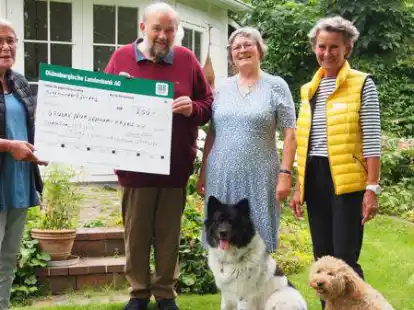 <p>        Die Pr&auml;sidentin des Lions Clubs Wesermarsch Emy Rogge, Lore Timme-H&auml;nsel (links), und die Past-Pr&auml;sidentin Sabine Siefken haben Manfred und Hanne Voigt den Spendenscheck &uuml;bergeben.        Lions             </p>
