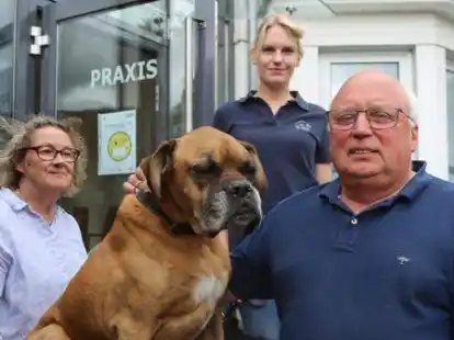 Dr. Frank Linneweber hat zuletzt mit seiner Frau Margret Linneweber (links) und der tier&auml;rztlichen Fachangestellten Jeele Kr&ouml;ger die Praxis an der Ludwigstra&szlig;e gef&uuml;hrt. Zum Team geh&ouml;rt auch Praxishund Kuddel.