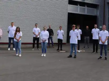 Begr&uuml;&szlig;ten die elf Auszubildenden bei Meyer Technik zum Start: (hinten von links) Carolin Wachtendorf (Ausbildungskoordinatorin), Michael Wienrank (Ausbildungsverantwortlicher Elektroniker f&uuml;r Betriebstechnik), Volker Wehrhahn (Ausbildungsverantwortlicher Elektroniker f&uuml;r Energie- und Geb&auml;udetechnik) und Lukas B&auml;cker (Gesch&auml;ftsf&uuml;hrer).