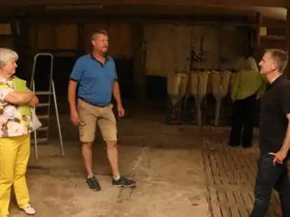 Hier k&ouml;nnte ein Tierheim entstehen: Anne Grafe-Weibrecht (von links) von der Tierschutzgruppe Oldenburg-Land und P&auml;chter Frank St&ouml;ver zeigten Landrats-Kandidat Dr. Christian Pundt k&uuml;rzlich das Stallgeb&auml;ude in Hanstedt, das f&uuml;r das Projekt umgebaut werden soll.