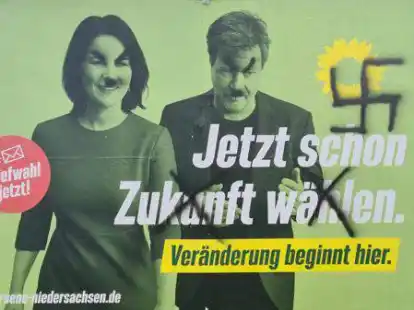 Auff&auml;llig: die gro&szlig;en Hakenkreuze, mit denen die Gr&uuml;nen-Plakate beschmiert wurden. Steckt dahinter ein rechtsradikaler Hintergrund?