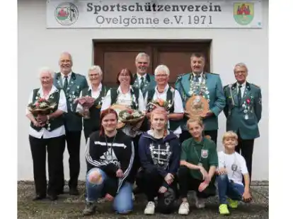 Das neue K&ouml;nigshaus: Edeltraud Moltz (hinten v. l.), Volker Halle, Irene Schulenberg, Hermine Book, Josef Book, Hilde Frey, Uwe Tenzer, und Reinhard Krause sowie Sina Ricklefs (vorne v. l.), Marie Ricklefs, Fentje Pakula und Joost Pakula