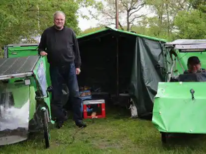 Machten auf der Tour mit ihren Solar-E-Bikes durch Norddeutschland eine Pause am Melkhus: Andreas H&ouml;fer mit &bdquo;Green Scorpion