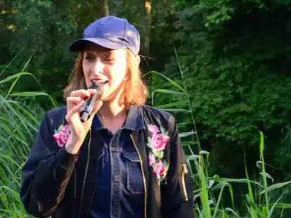 Sie &uuml;berzeugte ihr Publikum: Annie Heger im Garten der Hofbuchhandlung in Westerholt.