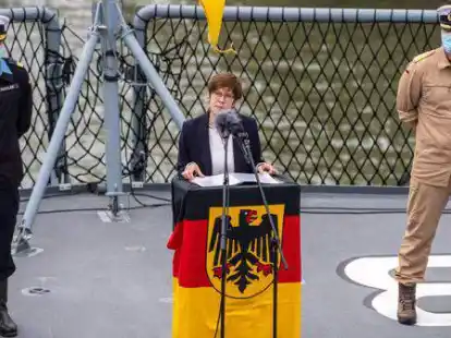 Annegret Kramp-Karrenbauer (CDU), Bundesverteidigungsministerin, spricht bei der Verabschiedung der Fregatte &bdquo;Bayern&ldquo;, die zu einer mehrmonatigen &Uuml;bungsreise in den Indischen und Pazifischen Ozean aufbricht. Sina Schuldt/
