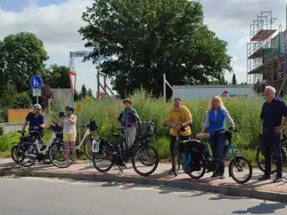 Zwischenstopp an neuralgischem Punkt: Die Kreuzung Nutzhorner Stra&szlig;e/Kreyenhooper Stra&szlig;e und Bargup sei zu un&uuml;bersichtlich geworden, befanden Udo Heinen (2. von rechts) und die weiteren Teilnehmer der SPD-Radtour.