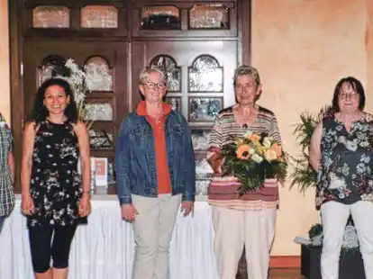 Ehrungen im Hotel Meiners: (von links) Karl-Heinz Szesny (Kassenwart), Alina R&ouml;tzer (Chorleiterin), Margit Meyer-Folkerts (1. Vorsitzende, neu), Luise Suffert (verabschiedete Vorsitzende), Angelika H&uuml;ning (Schriftf&uuml;hrerin) und Sonja Stoyke (2. Vorsitzende).