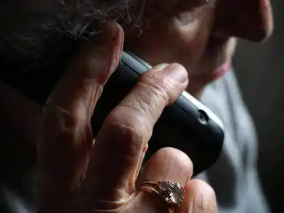 <p>        Beim Enkeltrick wollen Betr&uuml;ger vor allem von &auml;lteren Menschen Geld erbeuten. Vorsicht ist geboten.        Karl-Josef Hildenbrand/dpa             </p>