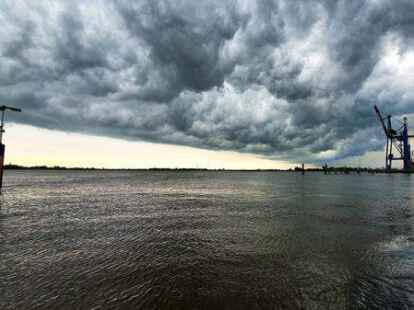 <p>        Dunkle Wolken hängen über der Weser bei Brake.        Michael Rockel             </p>