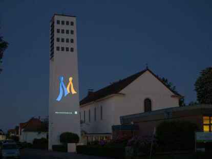 Mit D&auml;mmerungsbeginn werden &uuml;ber einen fest installierten Beamer, der komplett durch Spenden der Pfarreimitglieder finanziert wurde, vielf&auml;ltige Botschaften  zur Glaubensverk&uuml;ndung auf den wei&szlig;en St.-Marien-Kirchturm projiziert