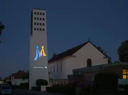 Mit D&auml;mmerungsbeginn werden &uuml;ber einen fest installierten Beamer, der komplett durch Spenden der Pfarreimitglieder finanziert wurde, vielf&auml;ltige Botschaften  zur Glaubensverk&uuml;ndung auf den wei&szlig;en St.-Marien-Kirchturm projiziert