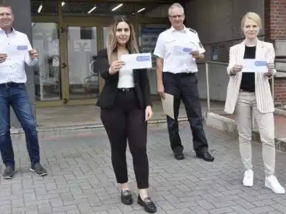 Sevgi Hamrash-Tavan (2. v. l.) war es zu verdanken, dass eine Elsfletherin nicht um 50.000 Euro erleichtert wurde: Volksbank-Kundenberater Mark Spreemann (links) sowie Klaus L&uuml;cke und Joana Breda von der Polizei informierten nun &uuml;ber &bdquo;Schockanrufe&ldquo;.