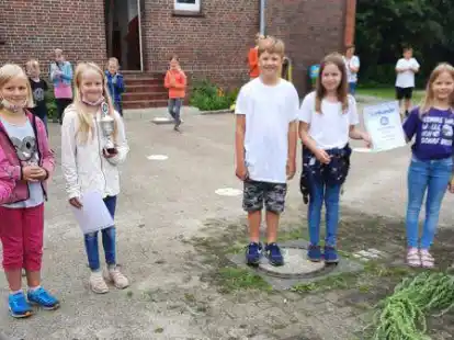 Die erfolgreichen &bdquo;Mini-Olympioniken&ldquo; erhielten nach ihren Anstrengungen nat&uuml;rlich auch Auszeichnungen.