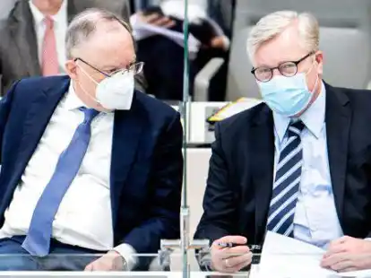 Stephan Weil (l, SPD), Ministerpr&auml;sident in Niedersachsen, und Bernd Althusmann (CDU), unterhalten sich im nieders&auml;chsischen Landtag (Archivbild) Die Landesregierung will schon im Sp&auml;tsommer neue Corona-Strategie.