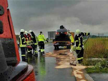 Nach einem Verkehrsunfall im Bereich des Kreisels liefen aus einem Auto gr&ouml;&szlig;ere Mengen Betriebsstoffe aus, die entfernt werden mussten.