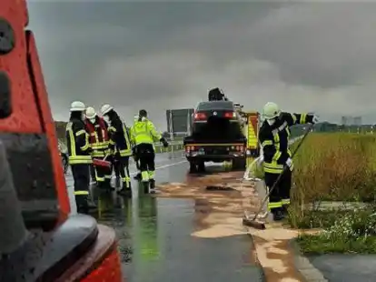 Nach einem Verkehrsunfall im Bereich des Kreisels liefen aus einem Auto gr&ouml;&szlig;ere Mengen Betriebsstoffe aus, die entfernt werden mussten.