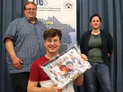 B&uuml;hnenleiter Torsten Lange (links) und seine wiedergew&auml;hlte Stellvertreterin Jane Kleidon verabschiedeten den Jugendspielleiter Leon Nungesser.