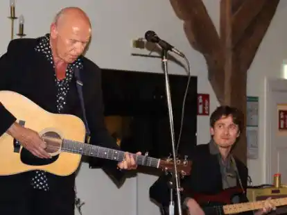 Helmut (links) und Jakob Debus bekamen f&uuml;r ihren Auftritt in der Mittenfelder Diele in Rodenkirchen viel Applaus.