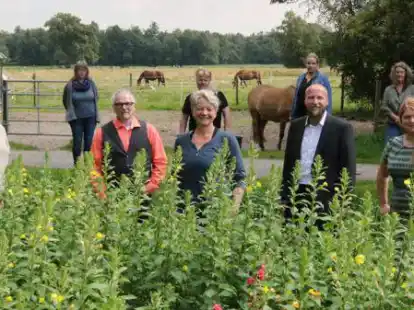 Trafen sich auf dem Carlshof von Kirsten Erwentraut (vorne, Mitte) mit vom m&ouml;glichen Autobahnbau Betroffenen: die Gr&uuml;nenpolitiker Ulrich van Triel (vorne, 2. v. l.), Harm Ellinghausen (vorne, 2. v. r.), Christina-Johanne Schr&ouml;der (vorne rechts) und Hans-Joachim Jan&szlig;en (hinten rechts)