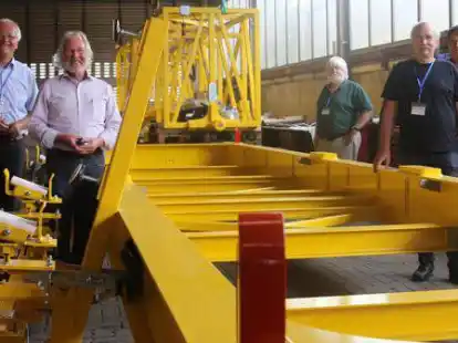 Hawart-Gesch&auml;ftsf&uuml;hrer Willy B. K&ouml;rner (2. v. li.) zeigte Udo Heinen (B&uuml;rgermeisterkandidat Gr&uuml;ne und SPD, v. li.), Dr. Volker Schulz-Berendt (Fraktionsvorsitzender Gr&uuml;ne), Michael Sorg (Gr&uuml;ne) und Boris Westermann (SPD) unter anderem den gelben U-Bit, mit dem Rotorbl&auml;tter installiert werden.