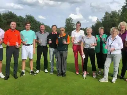 Die Clubmeisterschaft im Golf Club Wildeshausen ist entschieden. Dies sind die Sieger und Platzierten (von links): Markus Buhl, Ingo Lucks, Dane Gerken, Christian Freitag, Jin-Suk Cho, Suk-Tae Dong, Ina F&ouml;rster, Wiebke Stromann, Sonja Nordloh, Renate Wersinger, Renate Fuchs und Inka Ahrmann.