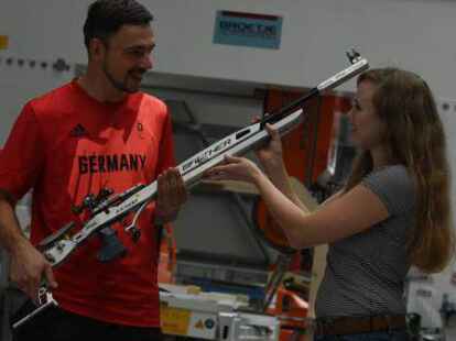 Spezialauflage f&uuml;rs Kleinkalibergewehr: Anthea Krug, Ingenieurin bei Broetje Automation, konstruierte f&uuml;r den Oldenburger Sportsch&uuml;tzen Tim Focken eine besondere Schiene.