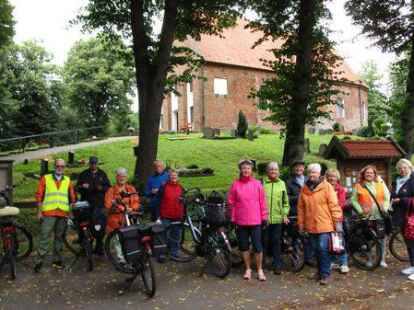 15 Teilnehmer fuhren mit G&auml;stef&uuml;hrerin Anke Bakenhus bei ihrer Radtour zur Holler Kirche.