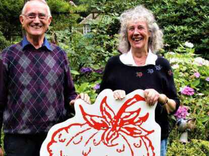 Michael K&ouml;ster und Insea K&ouml;ster von Laer mit dem Logo des Erdbeerm&auml;nnchens, das von Okko Schmidt entwickelt wurde.