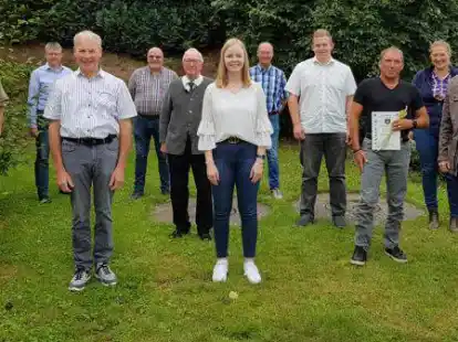 Der Sch&uuml;tzenverein Holzhausen-L&uuml;erte hat mehrere Mitglieder ausgezeichnet: (von links) Dieter Nicolaus (40 Jahre im Verein), Marc J&auml;schke (bef&ouml;rdert im Vorstand zum Major), Erich Meyer (best&auml;tigt als Haus- und Ger&auml;tewart im Vorstand), J&uuml;rgen Reineberg, Egon Eilks (beide 40 Jahre), Clara Meyer-Nicolaus (Vereinsmeisterin Junioren), Hergen Stolle (40 Jahre), Pascal Gehlenborg (neu im Vorstand, Vereinsmeister Herren LG-freihand), Michael Kassner (bef&ouml;rdert im Vorstand, Vereinsmeister Herren III), Anna-Lena Langhorst (Bef&ouml;rderung Obergefreite), Jens Kuraschinski (Vereinsmeister Herren II).