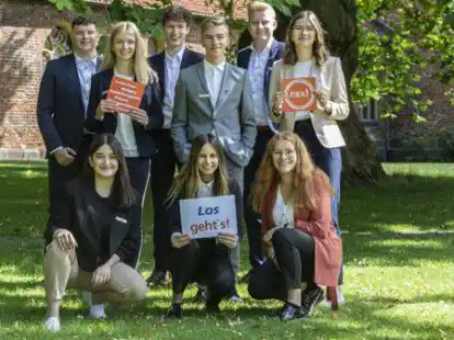 Die neuen Auszubildenden und Praktikanten der VR-Bank Oldenburg-Land: (stehend, v.l.) Lukas Jeschke (Jahrespraktikant), Jule Siemer (Bankkauffrau), Tim Klostermann (Bankkaufmann), Roman Schwarz (Bankkaufmann), Florian Hertell (B.A.-Student), Rike Hollmann (Immobilienkauffrau); (vorne, v.l.) Lida Zeblo (Jahrespraktikantin), Anastasia Maller (Bankkauffrau), Ida Feldhaus (Bankkauffrau)