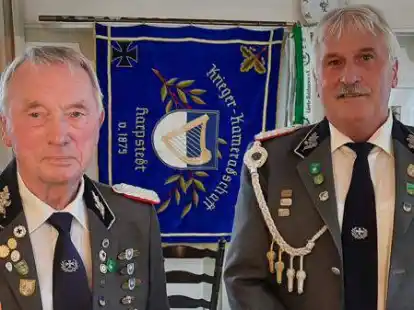 Der im Amt des 1. SSK-Vorsitzenden best&auml;tigte Peter Rehberg (rechts) bedankte sich bei dem ausgeschiedenen Fahnentr&auml;ger Heinz Wolle mit einem Pr&auml;sent f&uuml;r seine &uuml;ber 30-j&auml;hrige Mitarbeit im Vereinsvorstand.