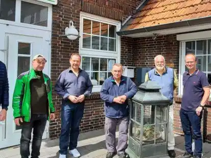 Besuchtenn die Gastst&auml;tte von Steffen Adam (3. von links): Christoph Hartlage (von links), Franz Robert Czieslik, Uwe Decker, Steffen Akkermann, Torsten Pleus und Horst Bokelmann