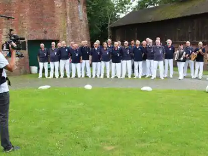 Vor der Moorseer M&uuml;hle setzte Philip Heyelmann den Shantychor Butjenter Blinkf&uuml;er mit der Kamera in Szene. F&uuml;r die S&auml;nger war&rsquo;s das erste Zusammentreffen nach anderthalb Jahren Zwangspause.