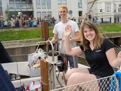 Lassen Oldenburg f&uuml;r lange Zeit hinter sich: Frances Bobb und Jannes Hecht gehen mit ihrem Boot auf Weltreise. Am Hafen wurden sie von Freunden und Verwandten verabschiedet.