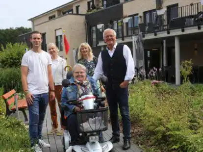 Pflegedienstleiter Christian Migge (von links) f&uuml;hrte Carola H&uuml;ttenm&uuml;ller (Gr&uuml;ne), Doris Josquin (SPD), Christel Zie&szlig;ler (SPD) und B&uuml;rgermeisterkandidat Udo Heinen durch die R&auml;ume der Pflege- und Intensivpflege-Wohngemeinschaften und den Garten.