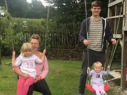 K&ouml;nnen trotz des &Auml;rgers schon wieder lachen: Familie Neuefeind mit (von links) Rieke und  Elisa (4) sowie Sven und Tilda (2)