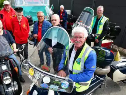 Heinkelfreunde unter sich: Seine alte Liebe hat Ingo Gerdes (vorne, Bildmitte) nie vergessen. Die erste Heinkel 103 A2 hatte er mit 18 Jahren gegen ein Auto getauscht. 2002 kaufte er dann einen Roller vom selben Typ. Beide sind seitdem unzertrennlich.