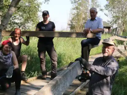B&uuml;rgermeister Henning Kaars (2. v. r.) besuchte die Reparaturmannschaft: Nadine Kellner (v. l.), Marcel Sakowitz, Annelie Hedden und R&uuml;diger von Lemm