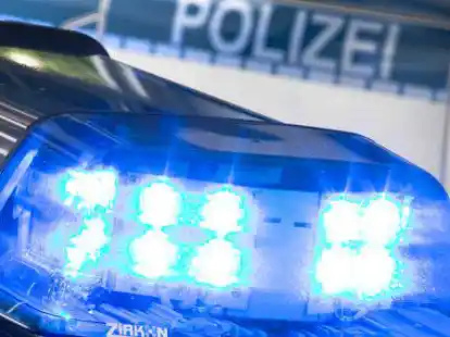 Die Polizei Norden sucht einen Unbekannten, der auf einem Parkplatz ein fremdes Fahrzeug besch&auml;digt hat.