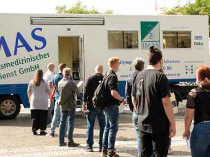 Warten auf ihre Impfung: Insgesamt 213 Menschen bekamen am Samstag im Truck ihre Impfung.