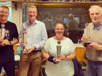 Die Pokalsieger des SV Bookholzberg: Andreas K&ouml;hn (von links), Ralf Wessel als Gast, Nicola Laukart und J&uuml;rgen D&auml;hlmann.