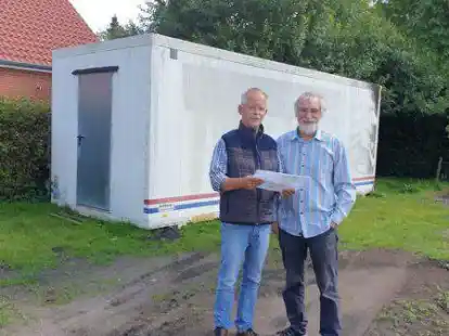 Hoffen, dass es f&uuml;r ihr Projekt Gelder aus der Dorfentwicklung gibt:  Hartmut Orth vom Ortsverein Augustfehn (links) und  Volkmar Epkes vom Nabu vor dem als Lager genutzten Schiffscontainer beim Letas-Haus.