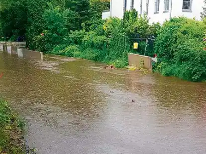 &Uuml;berflutet: Nach dem heftigen Regen am 5. Juni stand die Stra&szlig;e Im G&ouml;hlen in Rastede unter Wasser.