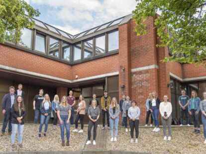 22 junge Menschen starten ihre Ausbildung im Landkreis.